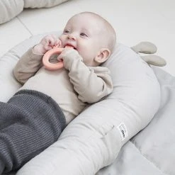 Done By Deer Cozy Lounger M/aktivitetsbue Raffi Sand Sand 21 Done By Deer Cozy Lounger M/aktivitetsbue Raffi Sand Sand -Ergobaby store unnamed file 1387