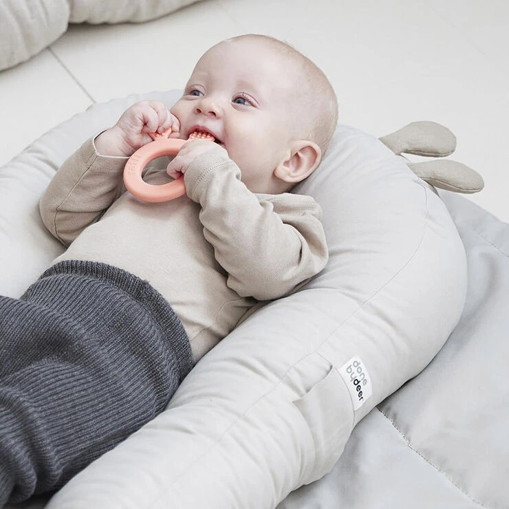 Done By Deer Cozy Lounger M/aktivitetsbue Raffi Sand Sand 11 Done By Deer Cozy Lounger M/aktivitetsbue Raffi Sand Sand - Billede 9