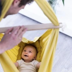 Nonomo Slyngevugge M. Mikrofiber Madras Mustard -Ergobaby store unnamed file 1450