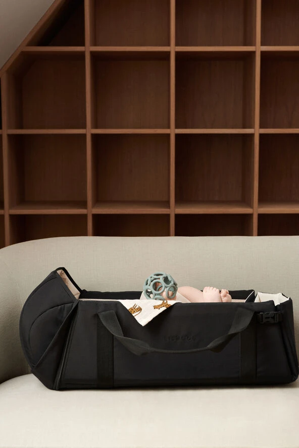 Liewood AMBER BABY NEST OG LIFT Black 4 Liewood AMBER BABY NEST OG LIFT Black - Billede 2
