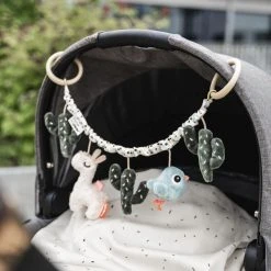 Done By Deer Barnevognskæde Lalee Sand SAND 7 Done By Deer Barnevognskæde Lalee Sand SAND -Ergobaby store unnamed file 1475