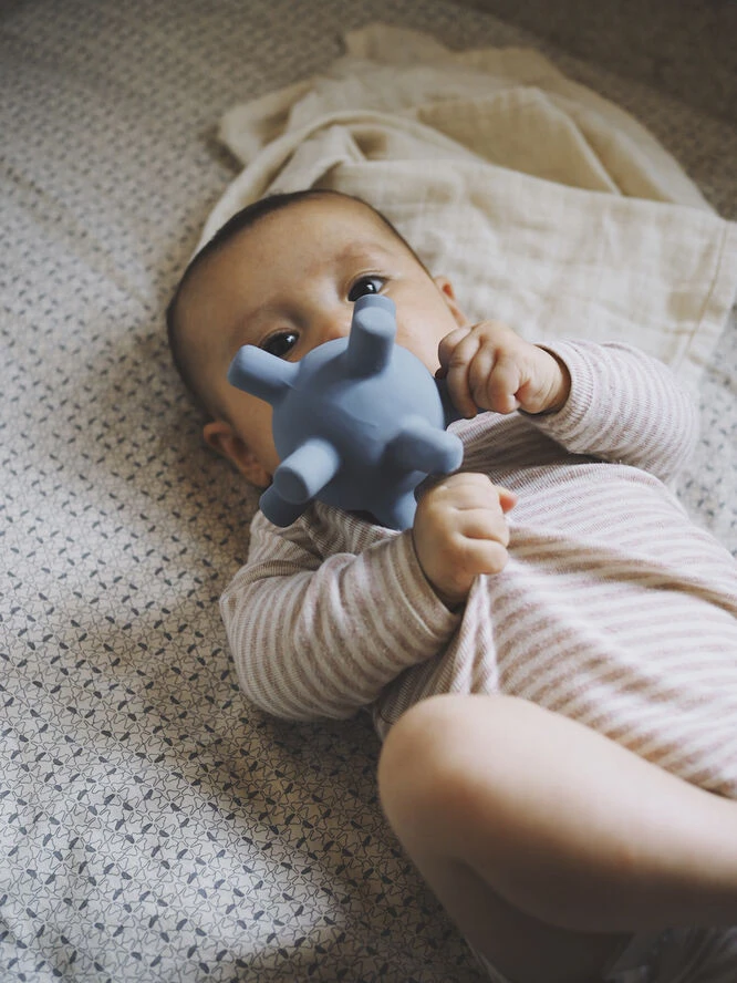 Filibabba Baby Sense Ball - Powder Blue Powder Blue 5 Filibabba Baby Sense Ball - Powder Blue Powder Blue - Billede 3