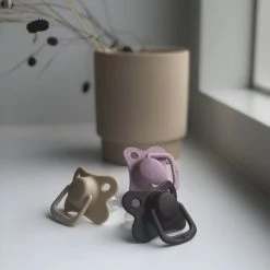 Filibabba 2-pak Sutter 6+ Mdr. - Doeskin Filibabba Moments 17 Filibabba 2-pak Sutter 6+ Mdr. - Doeskin Filibabba Moments -Ergobaby store unnamed file 3128