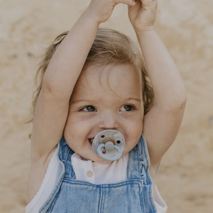 BIBS Colour Tie Dye 2 PACK Latex Size 1 Cloud Ivory / Cloud Cloud Ivory / Cloud Ivory 6 BIBS Colour Tie Dye 2 PACK Latex Size 1 Cloud Ivory / Cloud Cloud Ivory / Cloud Ivory - Billede 4